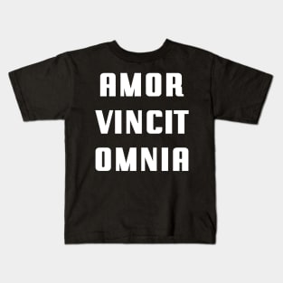 Amor Vincit Omnia - Love Conquers All Kids T-Shirt